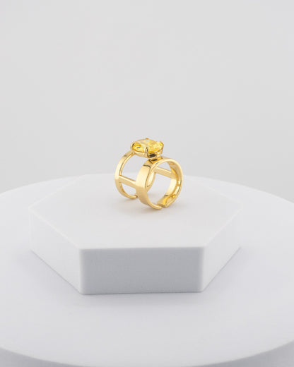 Handcrafted ring in 18K gold-plated bronze with a luminous central crystal.
Designed by Marri Cortona and handmade in Tuscany — pure elegance and light.