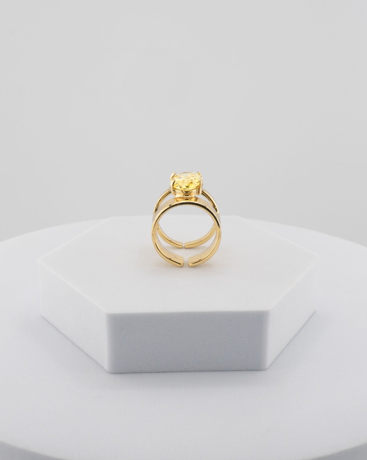 Handcrafted ring in 18K gold-plated bronze with a luminous central crystal.
Designed by Marri Cortona and handmade in Tuscany — pure elegance and light.