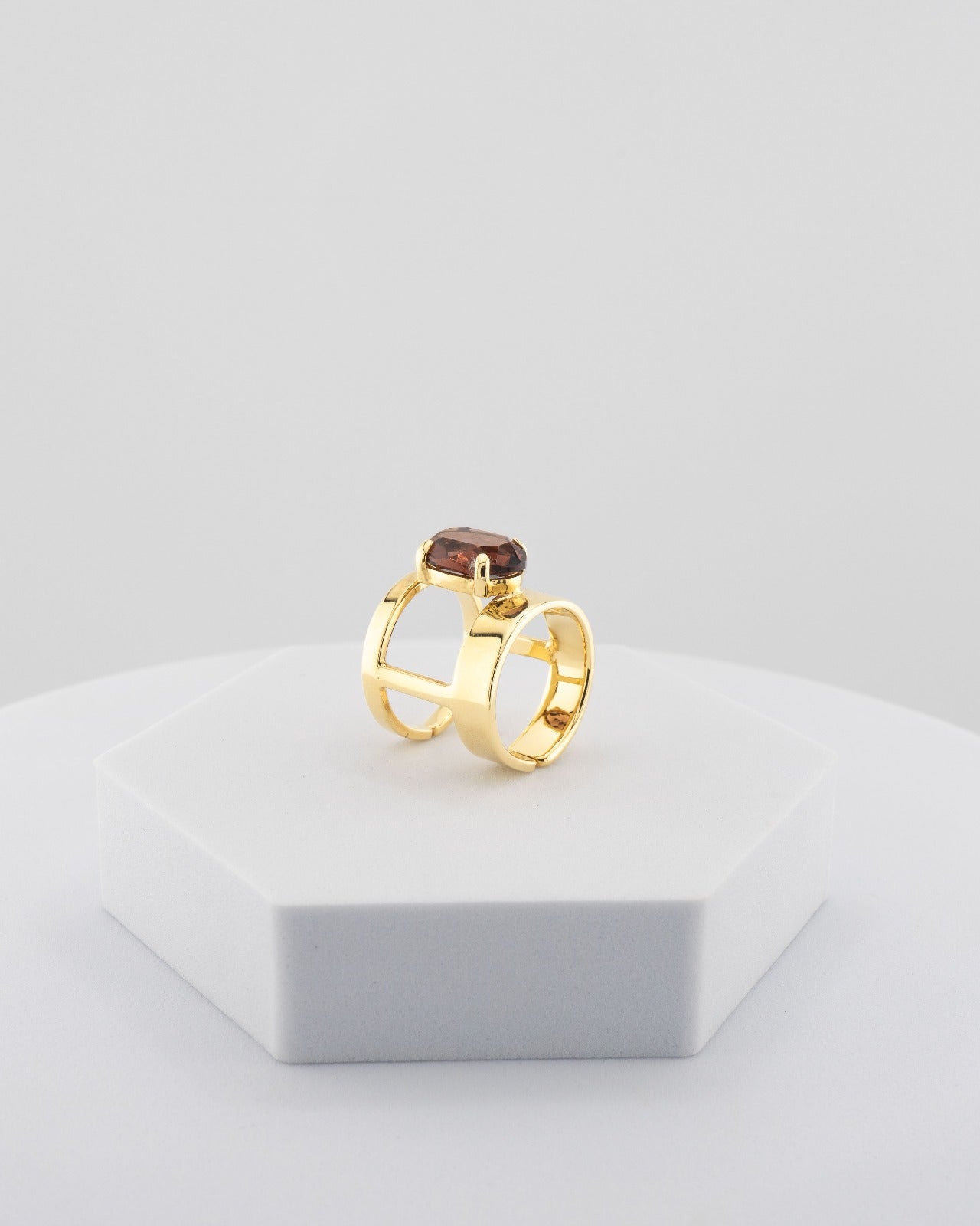 Handcrafted ring in 18K gold-plated bronze with a luminous central crystal.
Designed by Marri Cortona and handmade in Tuscany — pure elegance and light.