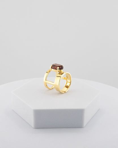 Handcrafted ring in 18K gold-plated bronze with a luminous central crystal.
Designed by Marri Cortona and handmade in Tuscany — pure elegance and light.