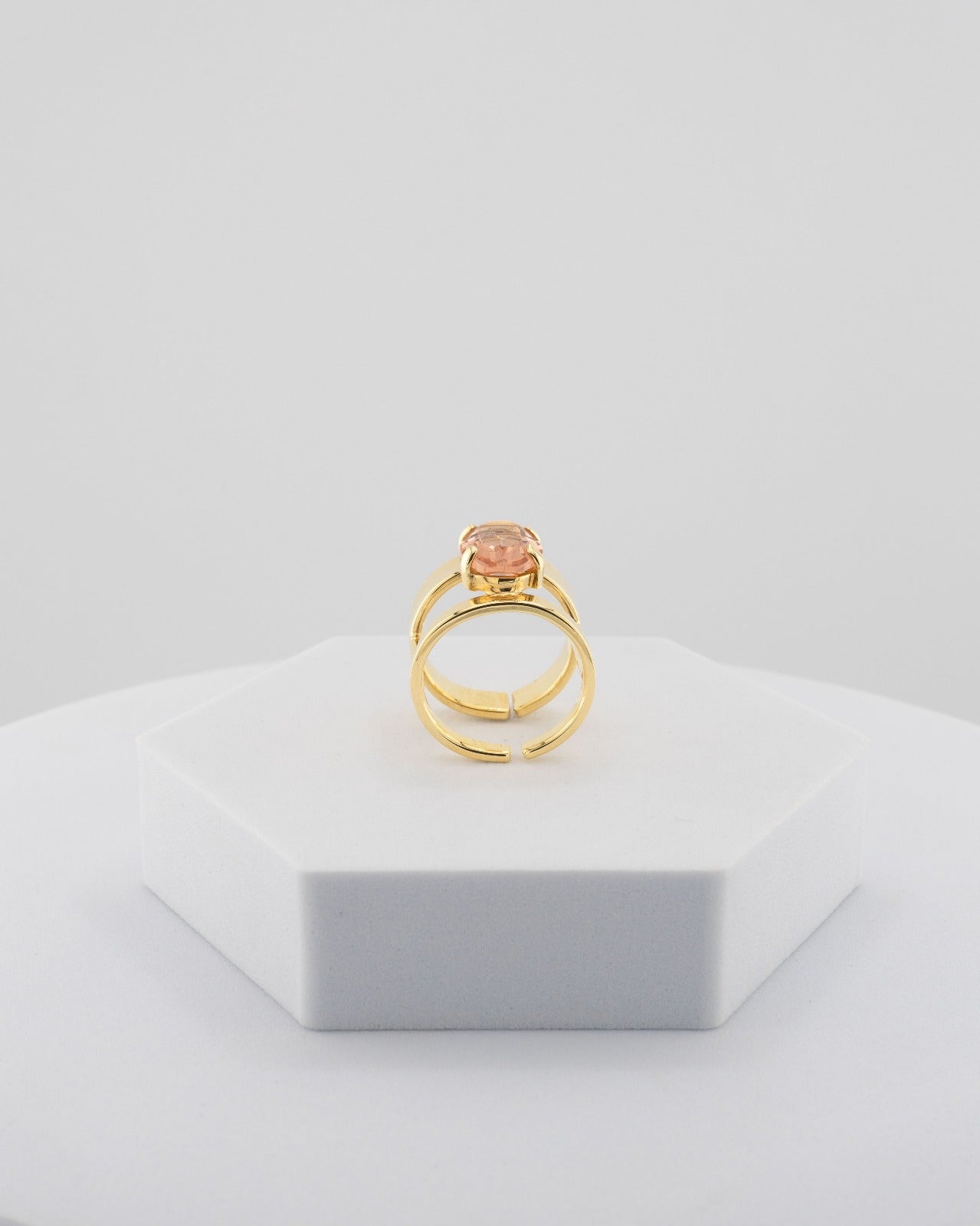 Handcrafted ring in 18K gold-plated bronze with a luminous central crystal.
Designed by Marri Cortona and handmade in Tuscany — pure elegance and light.
