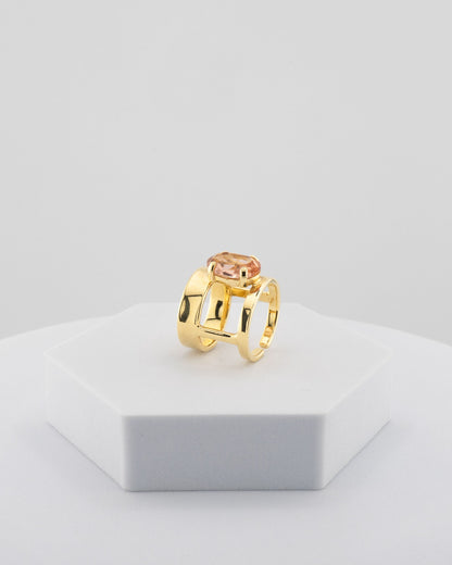 Handcrafted ring in 18K gold-plated bronze with a luminous central crystal.
Designed by Marri Cortona and handmade in Tuscany — pure elegance and light.