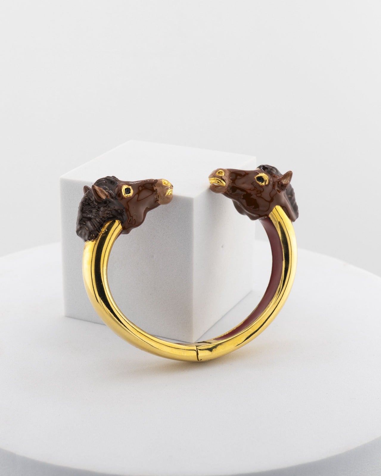 Open bracelet in white bronze with 18K gold plating and hand-painted horse heads.
An original Marri Cortona design — handmade in Tuscany.