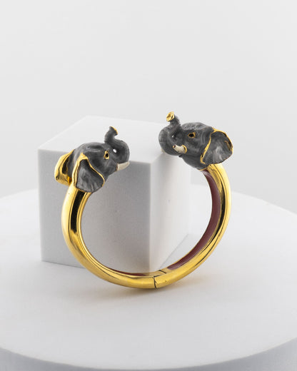 Open bracelet in white bronze with 18K gold plating and hand-painted elephant heads.
An original Marri Cortona design — handmade in Tuscany.