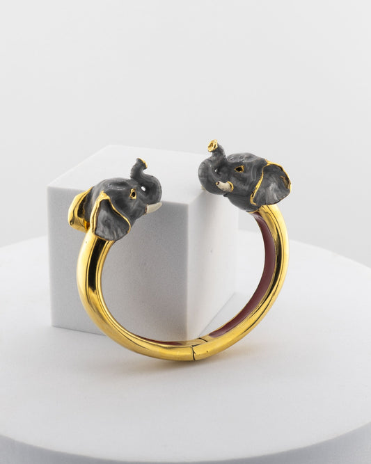 Open bracelet in white bronze with 18K gold plating and hand-painted elephant heads.
An original Marri Cortona design — handmade in Tuscany.