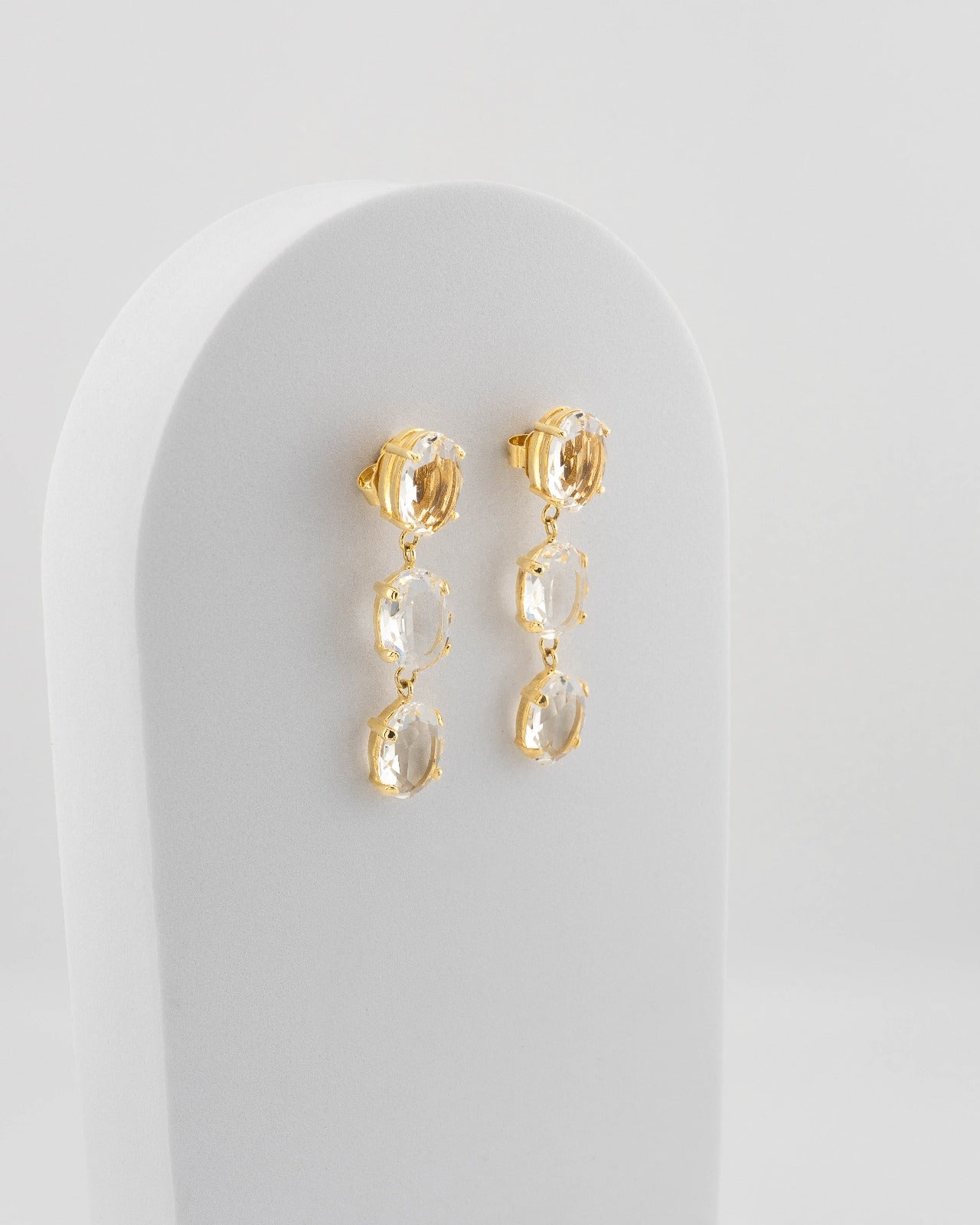 Elegant crystal drop earrings in 18K gold-plated bronze.
Handcrafted in Tuscany — contemporary design and luminous balance.