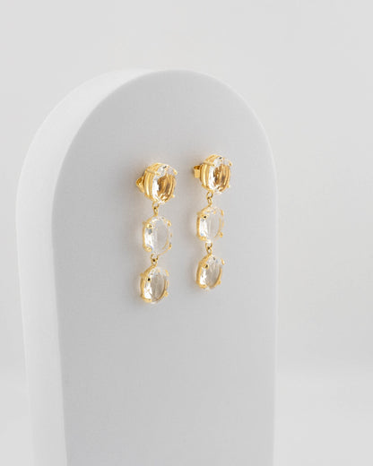 Elegant crystal drop earrings in 18K gold-plated bronze.
Handcrafted in Tuscany — contemporary design and luminous balance.