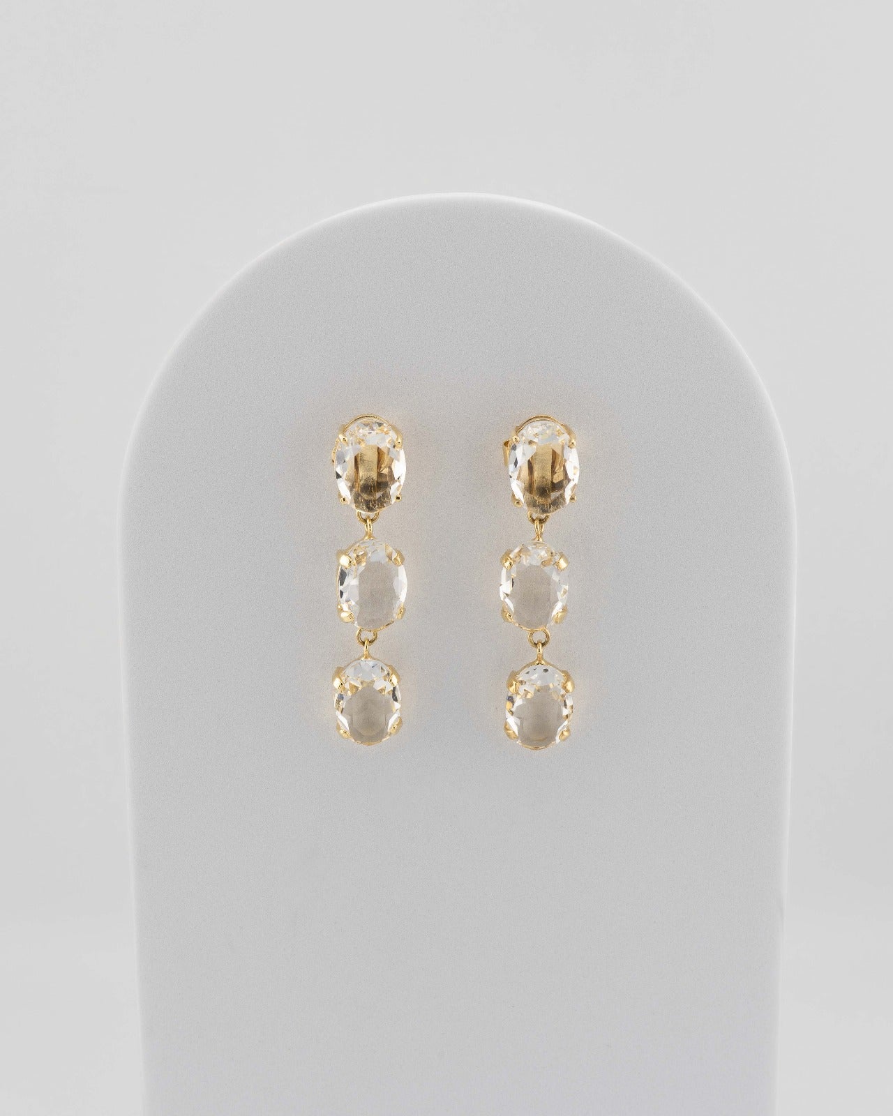 Elegant crystal drop earrings in 18K gold-plated bronze.
Handcrafted in Tuscany — contemporary design and luminous balance.