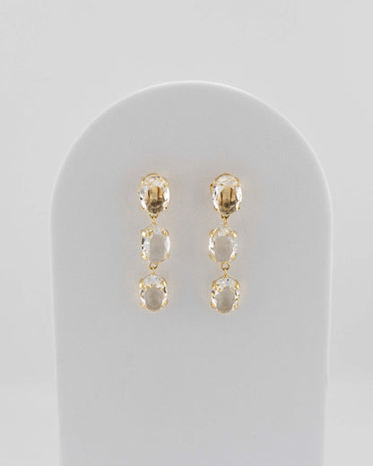 Elegant crystal drop earrings in 18K gold-plated bronze.
Handcrafted in Tuscany — contemporary design and luminous balance.