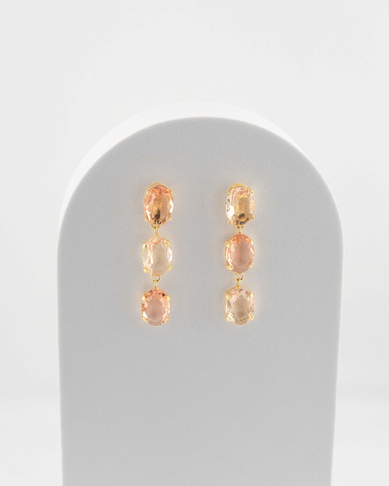 Elegant crystal drop earrings in 18K gold-plated bronze.
Handcrafted in Tuscany — contemporary design and luminous balance.