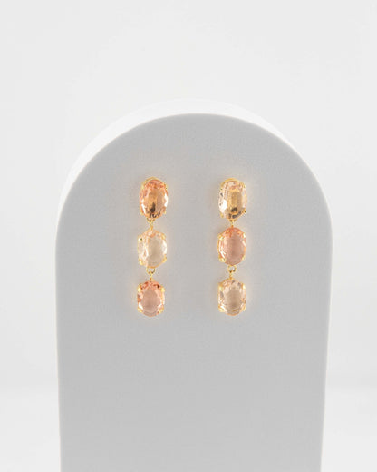 Elegant crystal drop earrings in 18K gold-plated bronze.
Handcrafted in Tuscany — contemporary design and luminous balance.