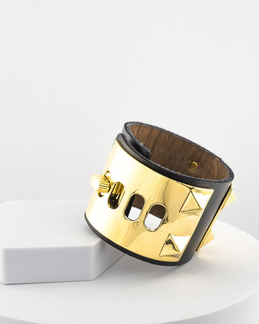 Leather bracelet with, bronze pyramids plated in 18K gold.
An original Marri Cortona design — handmade in Tuscany.