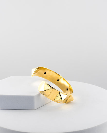 Bronze bracelet plated in 18K gold with sculpted pyramid pattern.
An original Marri Cortona design — handmade in Tuscany.