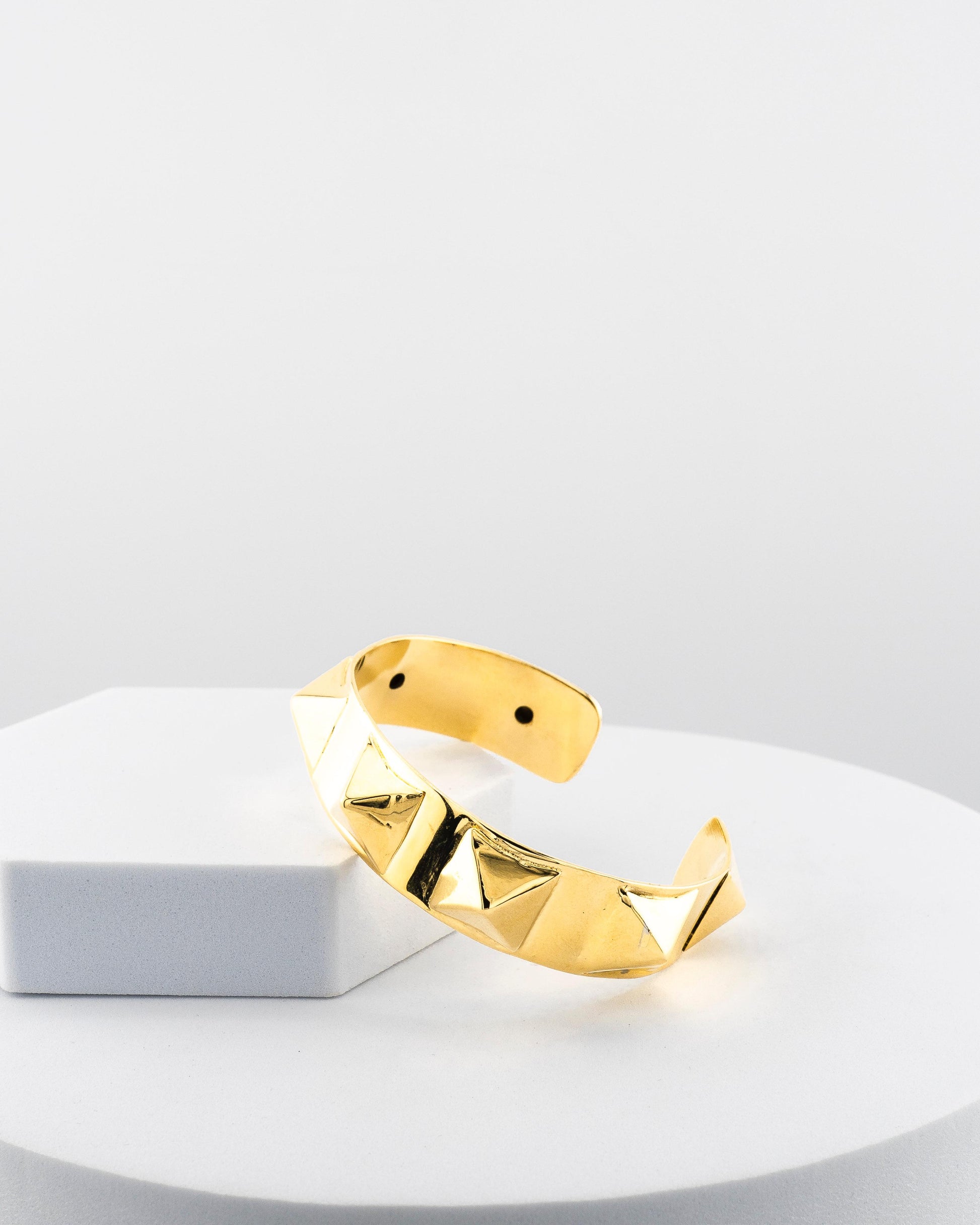 Bronze bracelet plated in 18K gold with sculpted pyramid pattern.
An original Marri Cortona design — handmade in Tuscany.