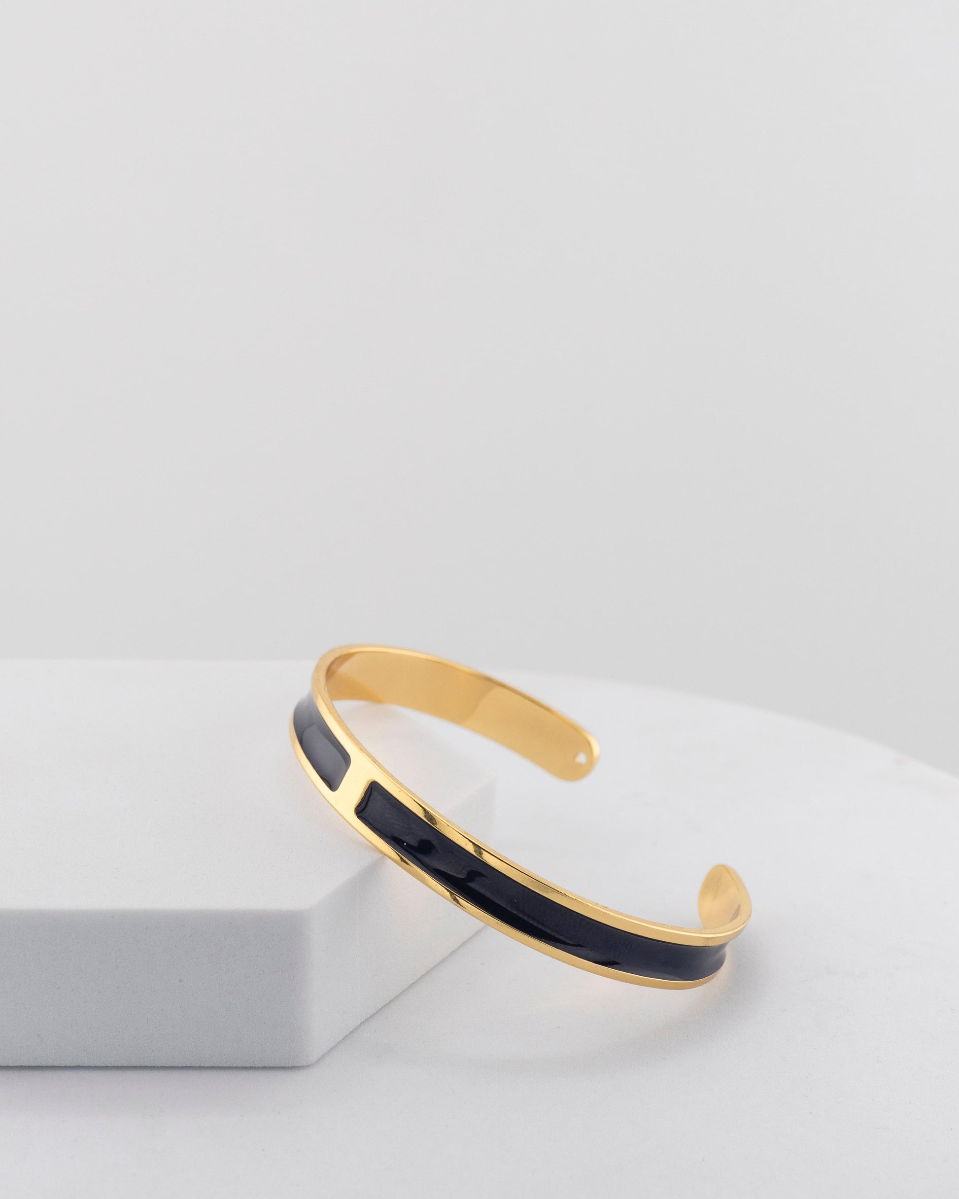 Handcrafted in Tuscany, the MarriCortona Smalto Bracelets in 18k gold and hand-painted enamel embody Italian artistry, color, and timeless elegance.