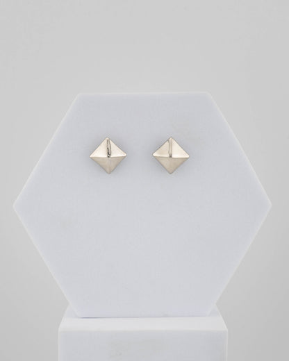 Bronze earrings plated in 18K blak gold, handcrafted with lost-wax casting.
An original Marri Cortona design — handmade in Tuscany.