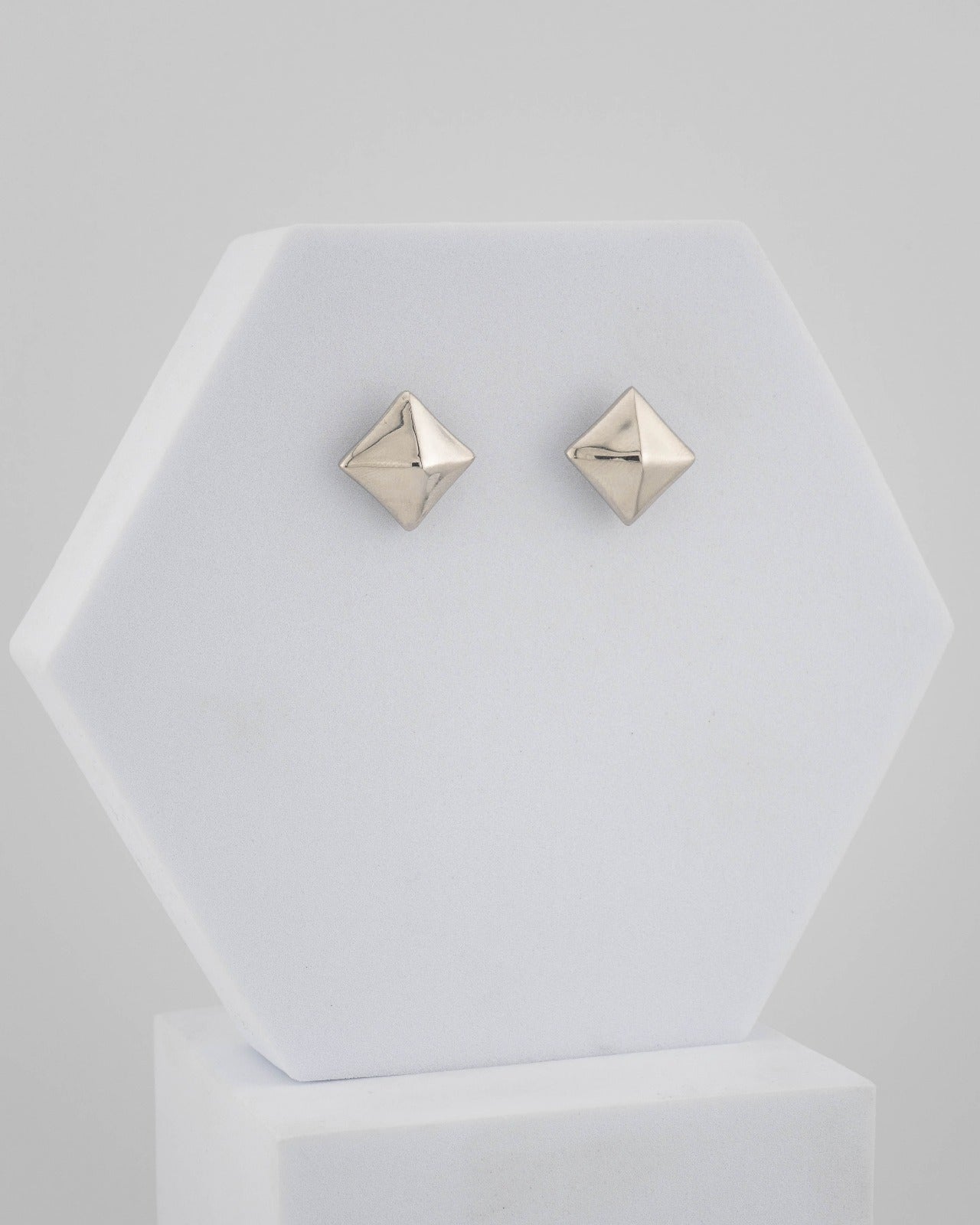 Bronze earrings plated in 18K black gold, handcrafted with lost-wax casting.
An original Marri Cortona design — handmade in Tuscany.