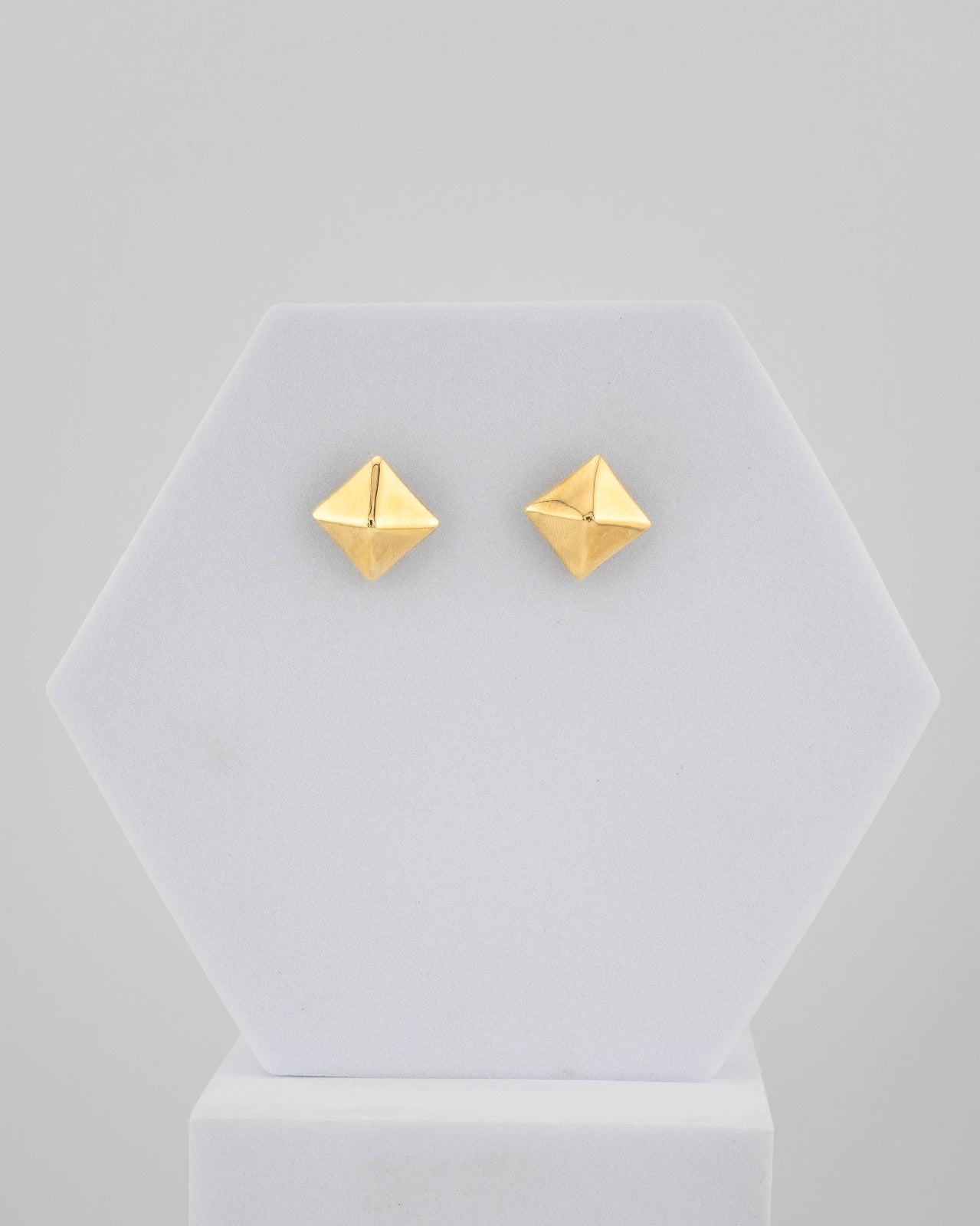 Bronze earrings plated in 18K gold, handcrafted with lost-wax casting.
An original Marri Cortona design — handmade in Tuscany.