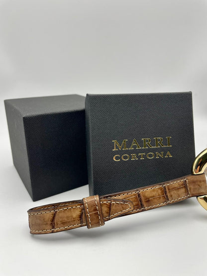 Handcrafted 18K gold-plated bronze bracelet with genuine crocodile leather strap.
An original Marri Cortona design — handmade in Tuscany.