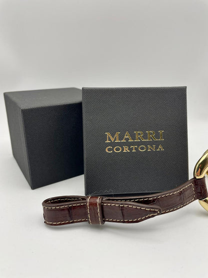 Handcrafted 18K gold-plated bronze bracelet with genuine crocodile leather strap.
An original Marri Cortona design — handmade in Tuscany.