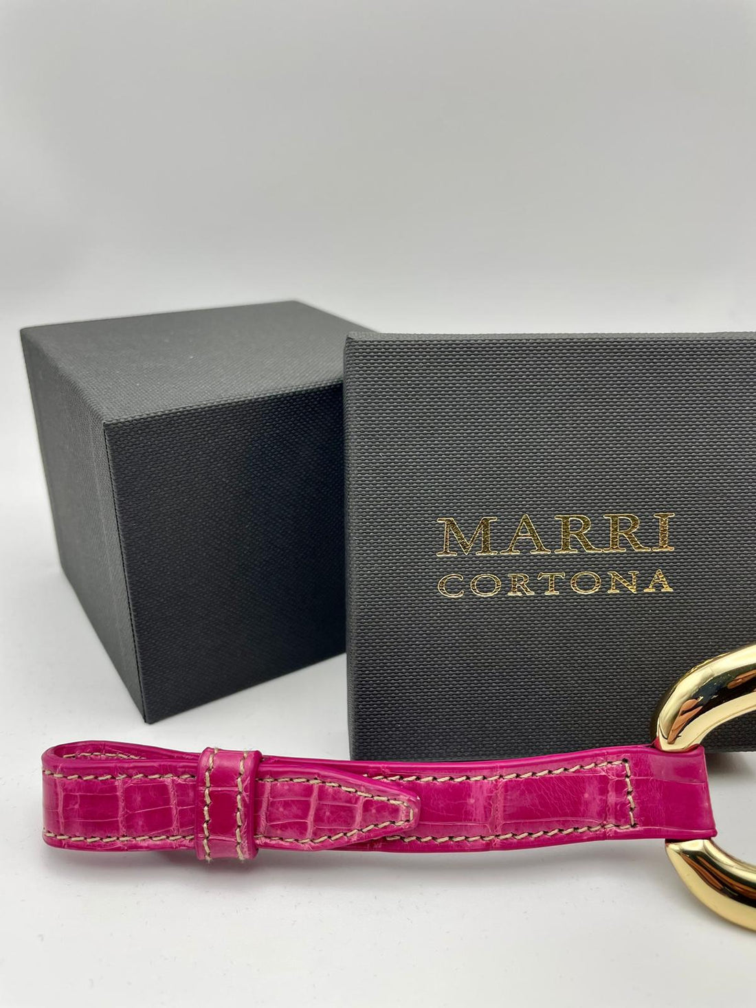Handcrafted 18K gold-plated bronze bracelet with genuine crocodile leather strap.
An original Marri Cortona design — handmade in Tuscany.