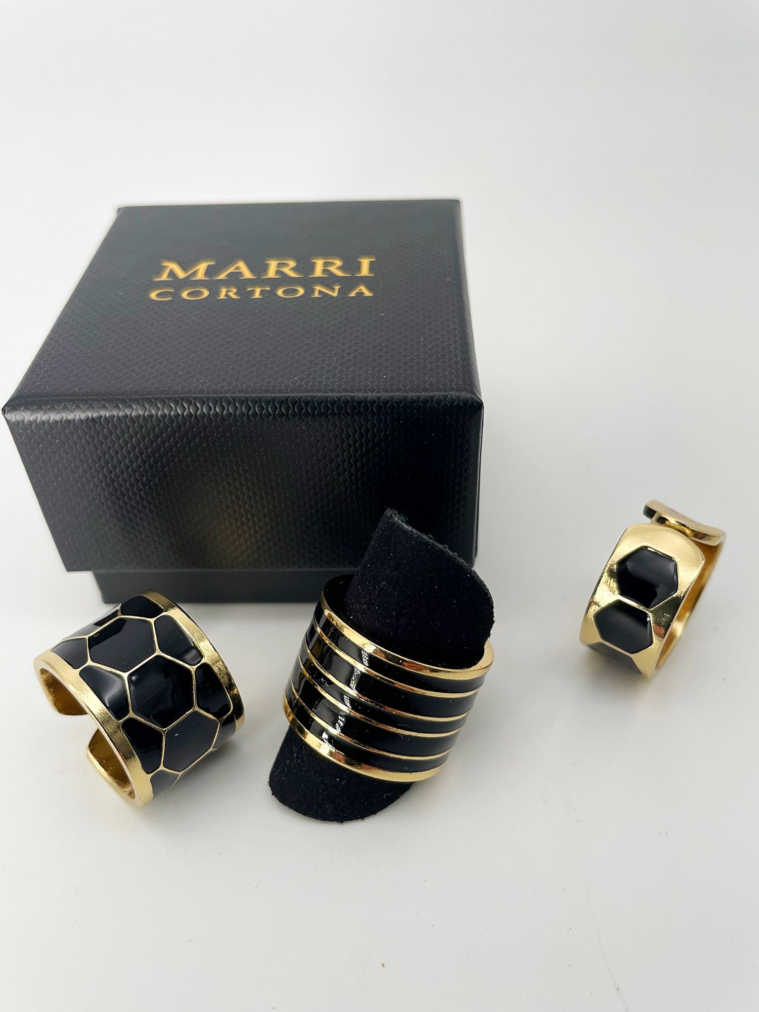 Adjustable enamel ring in 18K gold-plated bronze with black & white finish.
Handcrafted in Tuscany — pure light and timeless design.