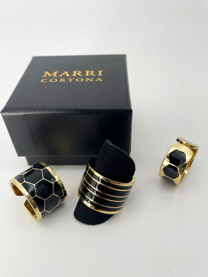 Adjustable enamel ring in 18K gold-plated bronze with black & white finish.
Handcrafted in Tuscany — pure light and timeless design.