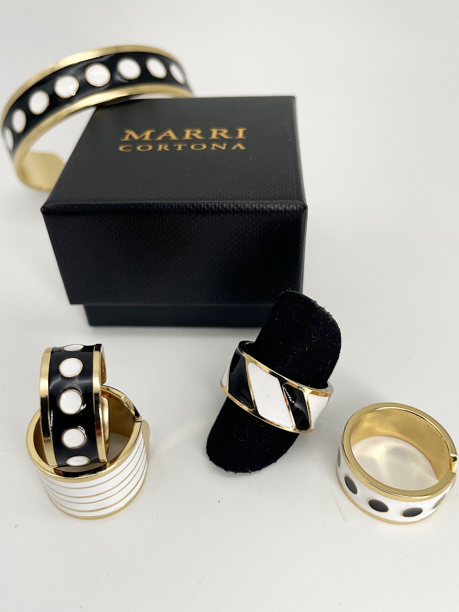 Adjustable enamel ring in 18K gold-plated bronze with black & white finish.
Handcrafted in Tuscany — pure light and timeless design.