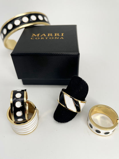 Adjustable enamel ring in 18K gold-plated bronze with black & white finish.
Handcrafted in Tuscany — pure light and timeless design.