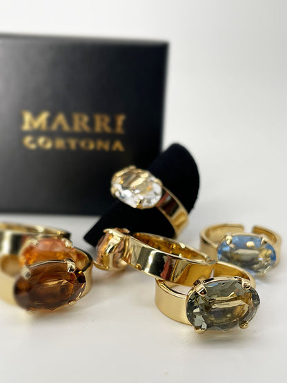 Contemporary ring with an asymmetrically set oval crystal.
Handcrafted in Tuscany — elegant, versatile, and uniquely Marri Cortona.