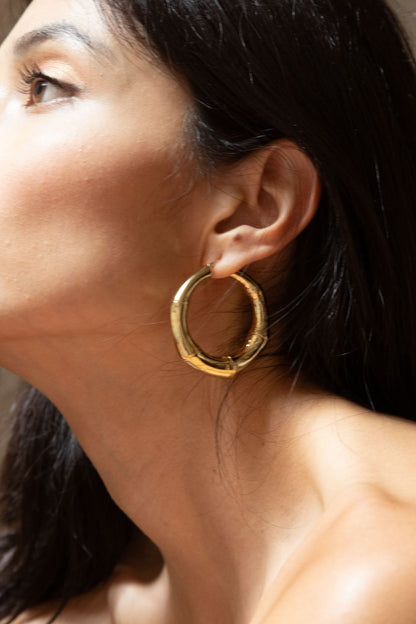 The Doré Collection by Marri Cortona, handmade in Tuscany, celebrates light through elegant 18k gold earrings blending geometry, harmony, and craftsmanship.