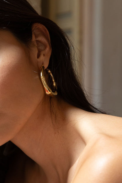 The Doré Collection by Marri Cortona, handmade in Tuscany, celebrates light through elegant 18k gold earrings blending geometry, harmony, and craftsmanship.