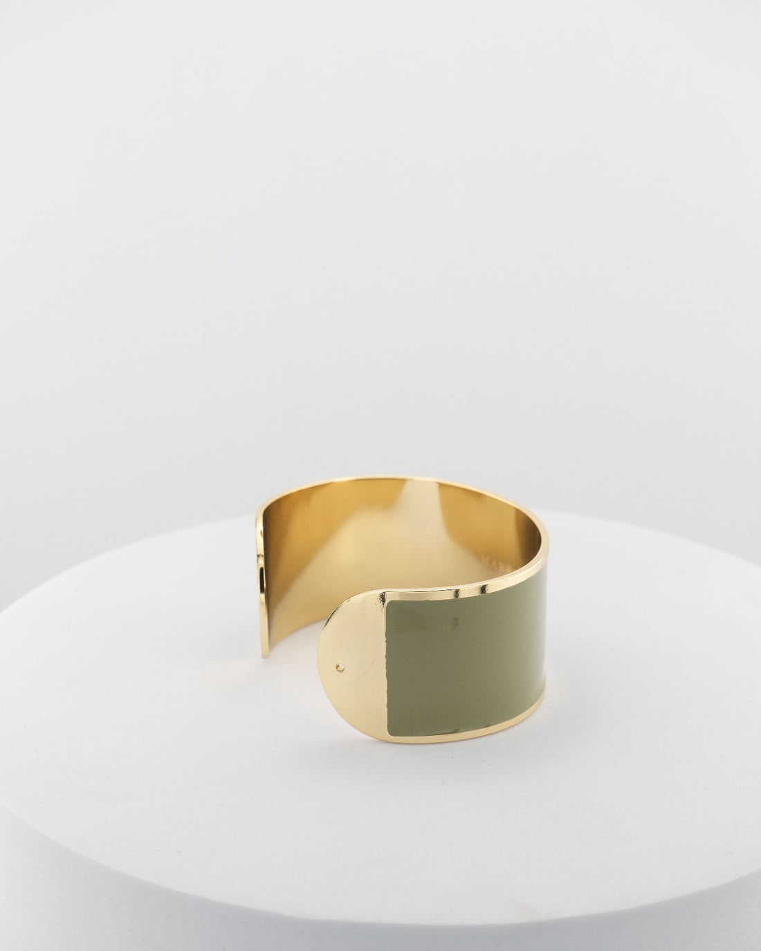 Handcrafted in Tuscany, the MarriCortona Smalto Bracelets in 18k gold and hand-painted enamel feature bold 30 mm bands — radiant, elegant, and uniquely Italian.