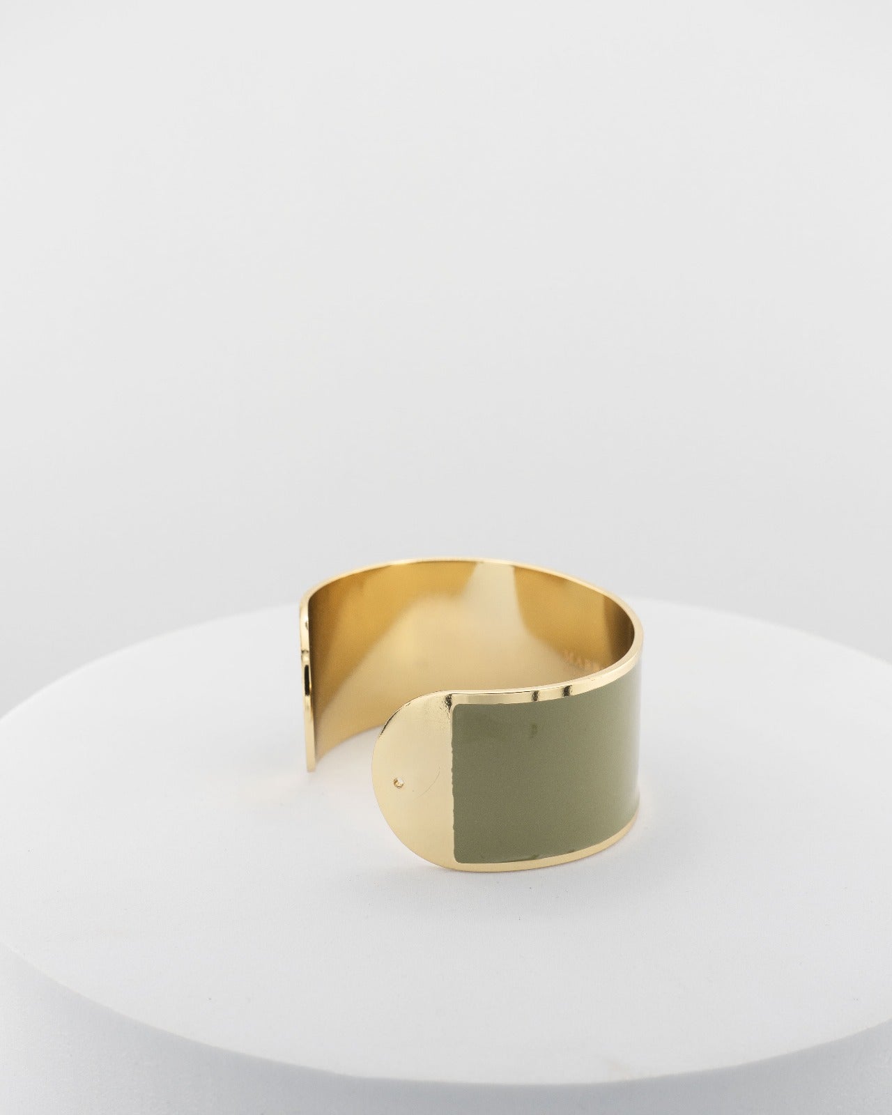 Handcrafted in Tuscany, the MarriCortona Smalto Bracelets in 18k gold and hand-painted enamel feature bold 30 mm bands — radiant, elegant, and uniquely Italian.