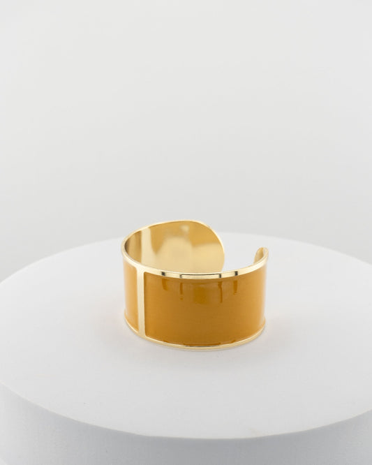 Handcrafted in Tuscany, the MarriCortona Smalto Bracelets in 18k gold and hand-painted enamel feature bold 30 mm bands — radiant, elegant, and uniquely Italian.