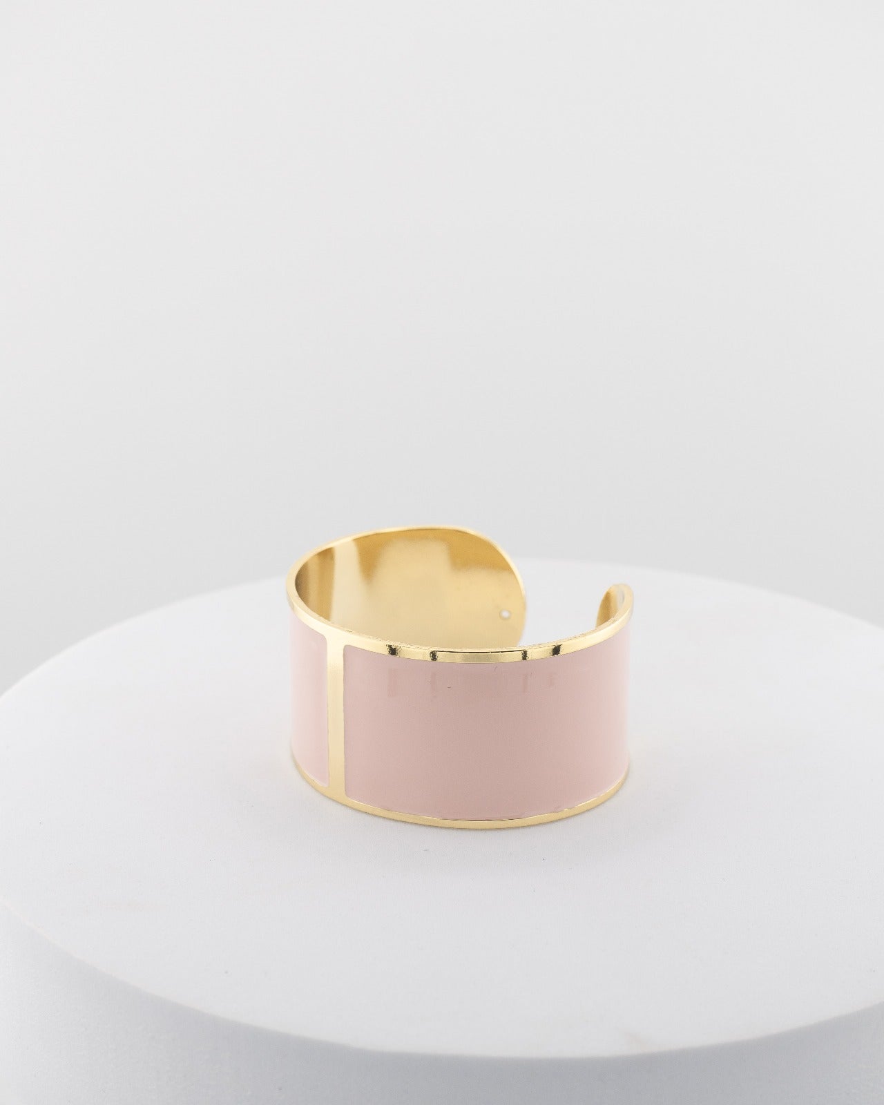 Handcrafted in Tuscany, the MarriCortona Smalto Bracelets in 18k gold and hand-painted enamel feature bold 30 mm bands — radiant, elegant, and uniquely Italian.