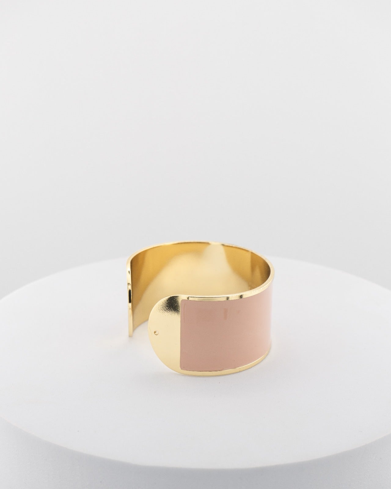 Handcrafted in Tuscany, the MarriCortona Smalto Bracelets in 18k gold and hand-painted enamel feature bold 30 mm bands — radiant, elegant, and uniquely Italian.