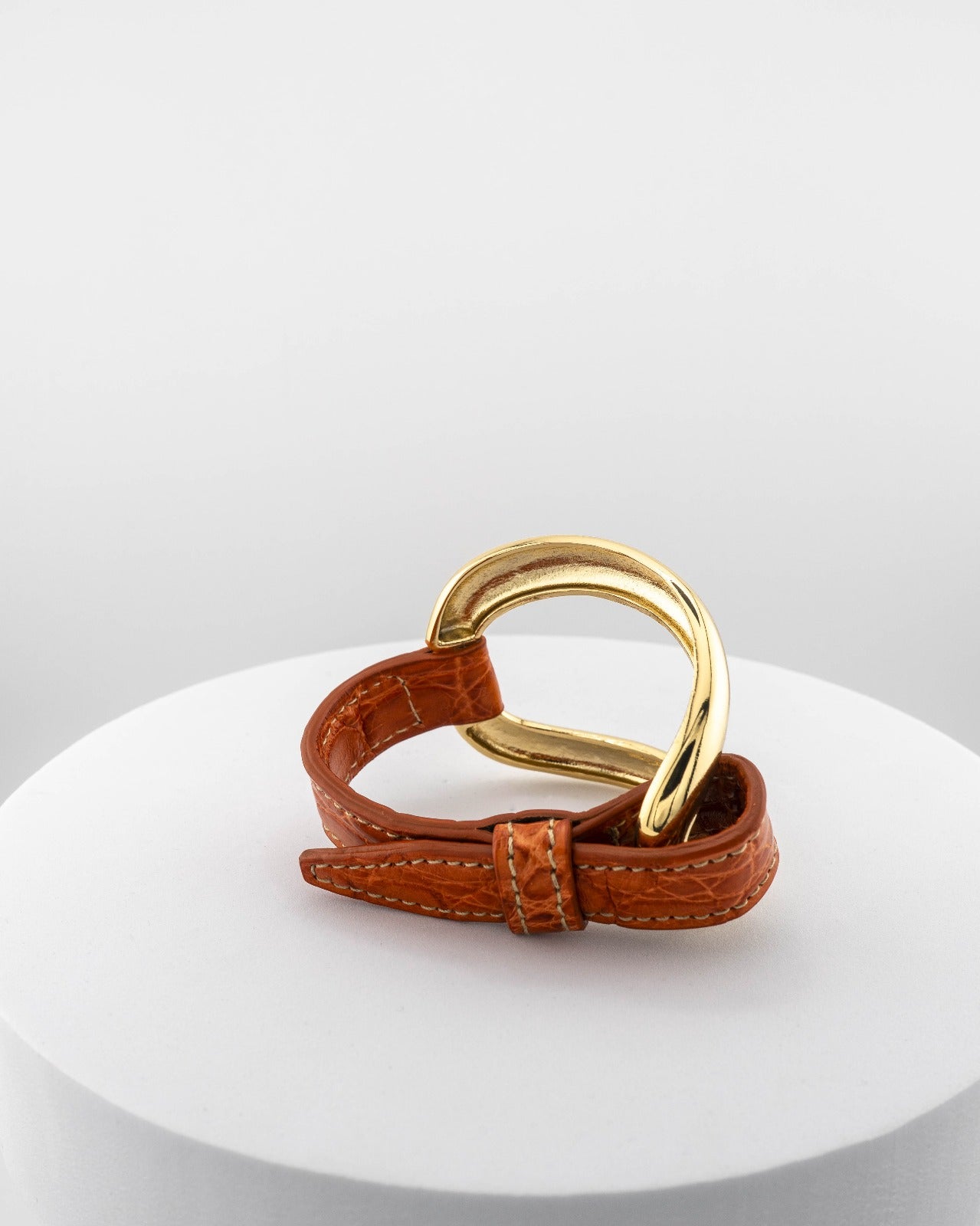Handcrafted 18K gold-plated bronze bracelet with genuine crocodile leather strap.
An original Marri Cortona design — handmade in Tuscany.