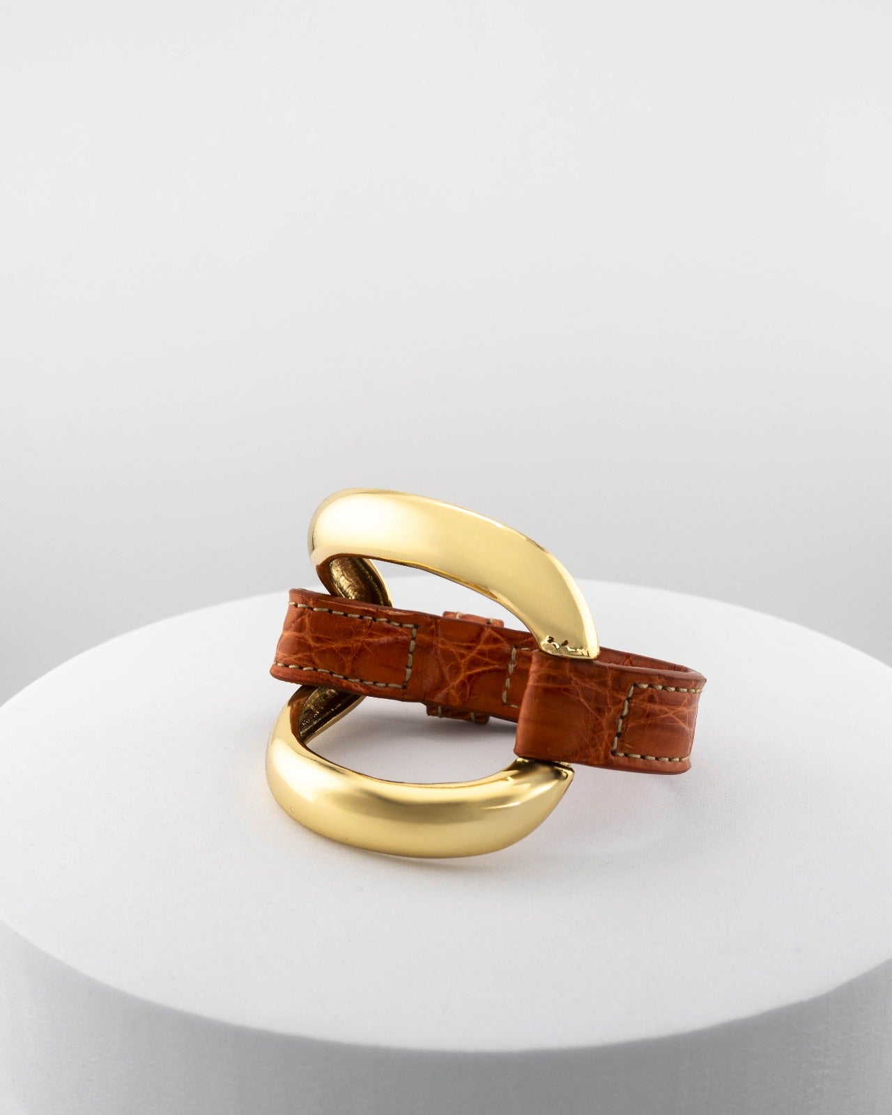 Handcrafted 18K gold-plated bronze bracelet with genuine crocodile leather strap.
An original Marri Cortona design — handmade in Tuscany.