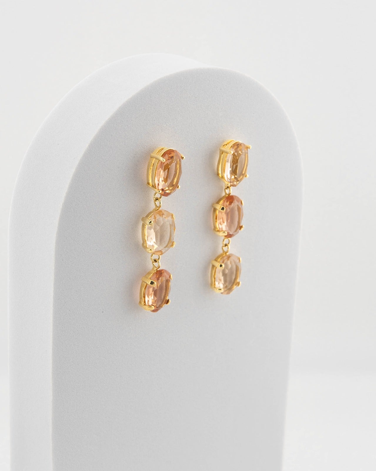Elegant crystal drop earrings in 18K gold-plated bronze.
Handcrafted in Tuscany — contemporary design and luminous balance.