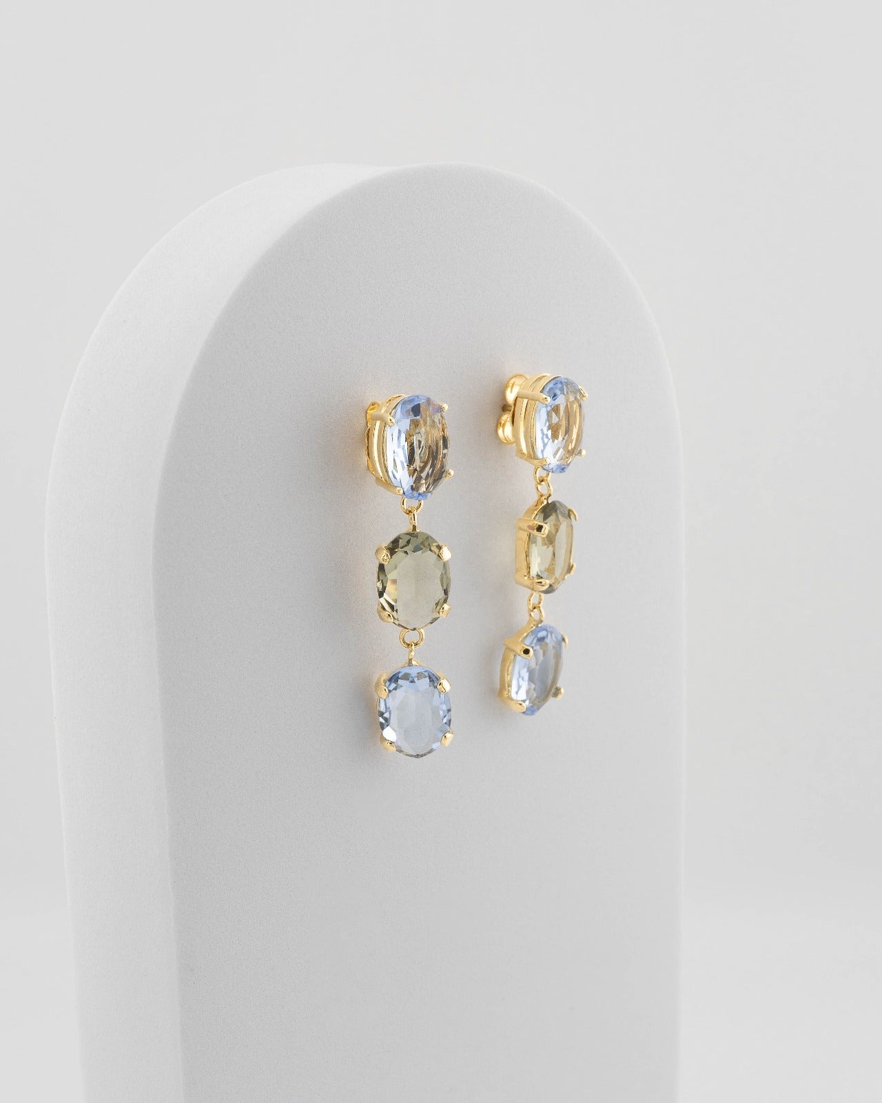 Elegant crystal drop earrings in 18K gold-plated bronze.
Handcrafted in Tuscany — contemporary design and luminous balance.