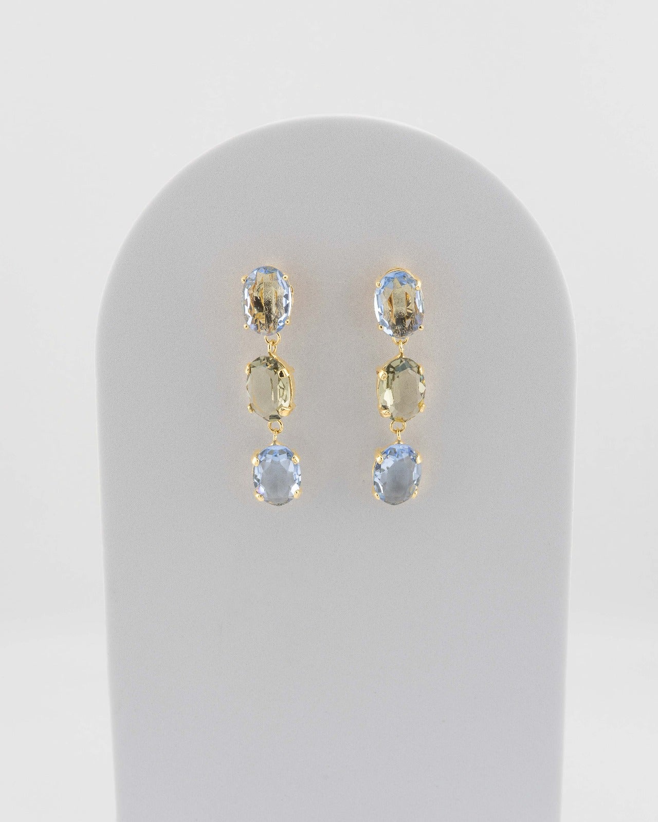 Elegant crystal drop earrings in 18K gold-plated bronze.
Handcrafted in Tuscany — contemporary design and luminous balance.