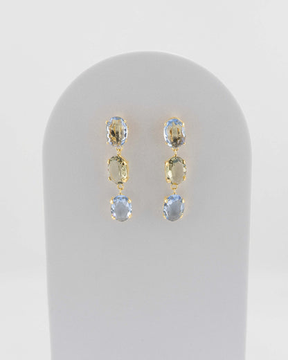 Elegant crystal drop earrings in 18K gold-plated bronze.
Handcrafted in Tuscany — contemporary design and luminous balance.