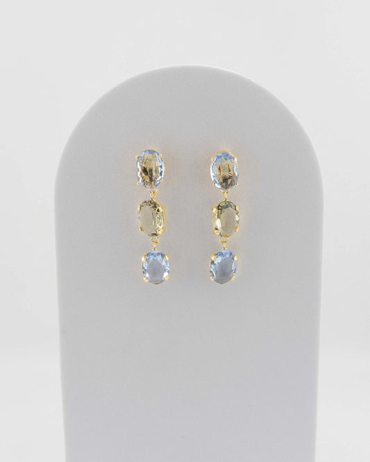 Elegant crystal drop earrings in 18K gold-plated bronze.
Handcrafted in Tuscany — contemporary design and luminous balance.