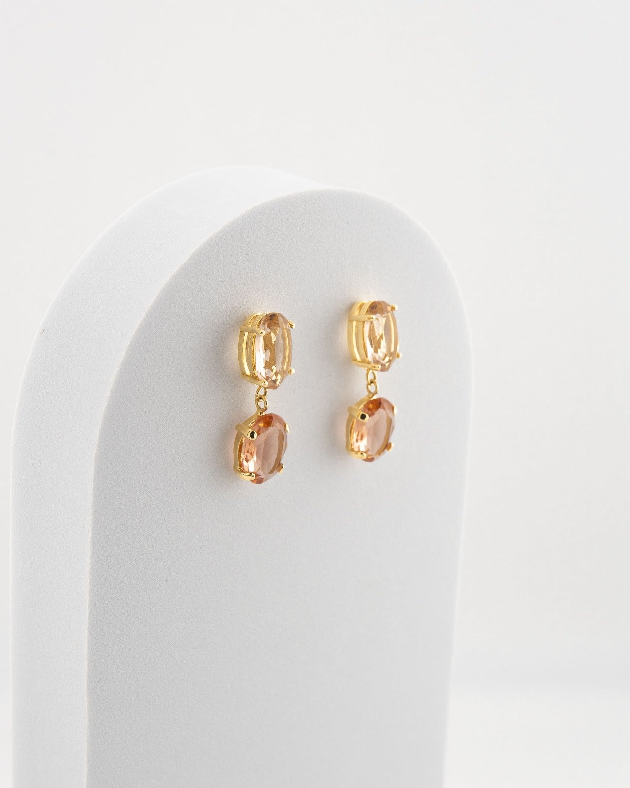 Elegant crystal drop earrings in 18K gold-plated bronze.
Handcrafted in Tuscany — contemporary design and luminous balance.