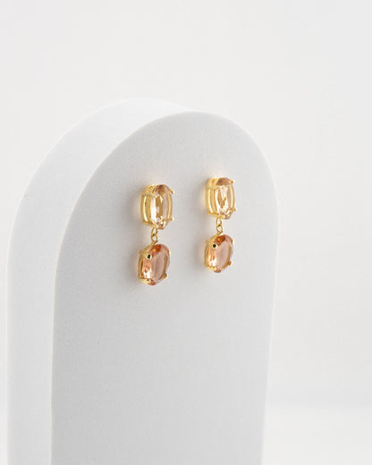 Elegant crystal drop earrings in 18K gold-plated bronze.
Handcrafted in Tuscany — contemporary design and luminous balance.