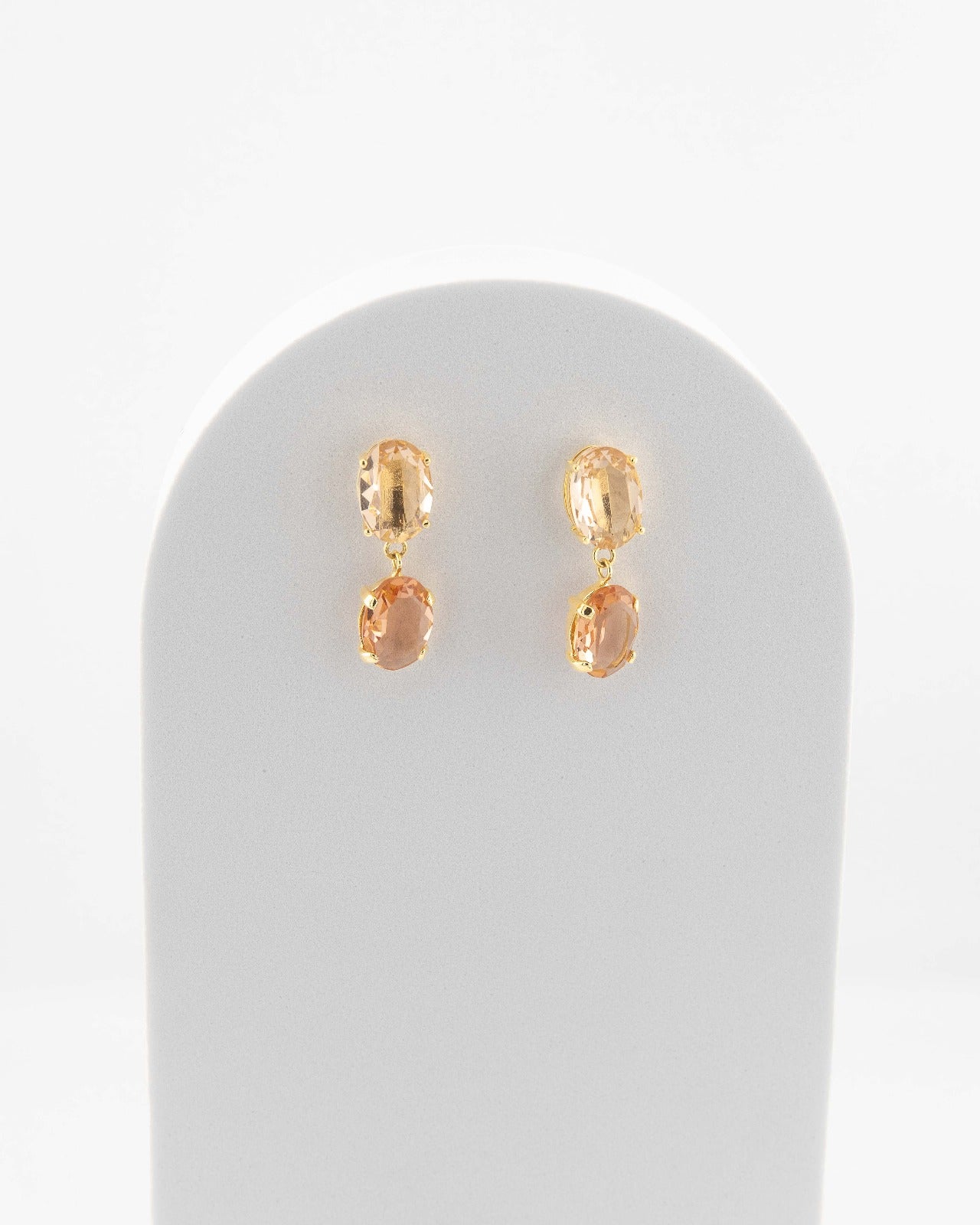 Elegant crystal drop earrings in 18K gold-plated bronze.
Handcrafted in Tuscany — contemporary design and luminous balance.