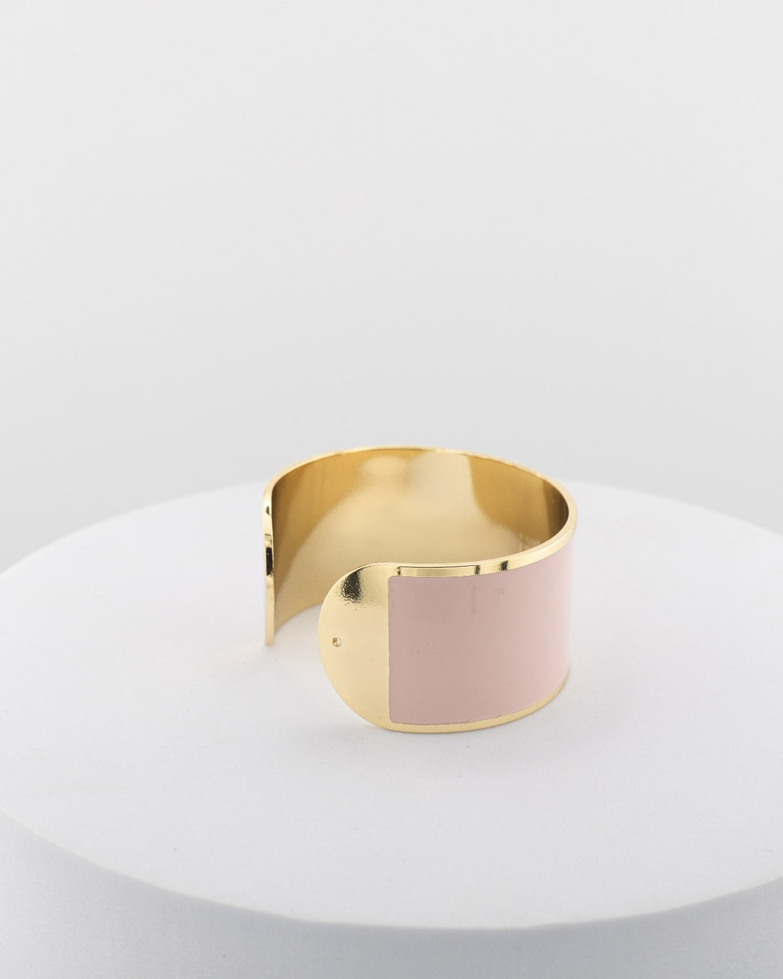 Handcrafted in Tuscany, the MarriCortona Smalto Bracelets in 18k gold and hand-painted enamel feature bold 30 mm bands — radiant, elegant, and uniquely Italian.
