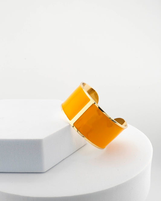 Handcrafted in Tuscany, the MarriCortona Smalto Bracelets in 18k gold and hand-painted enamel feature bold 30 mm bands — radiant, elegant, and uniquely Italian.