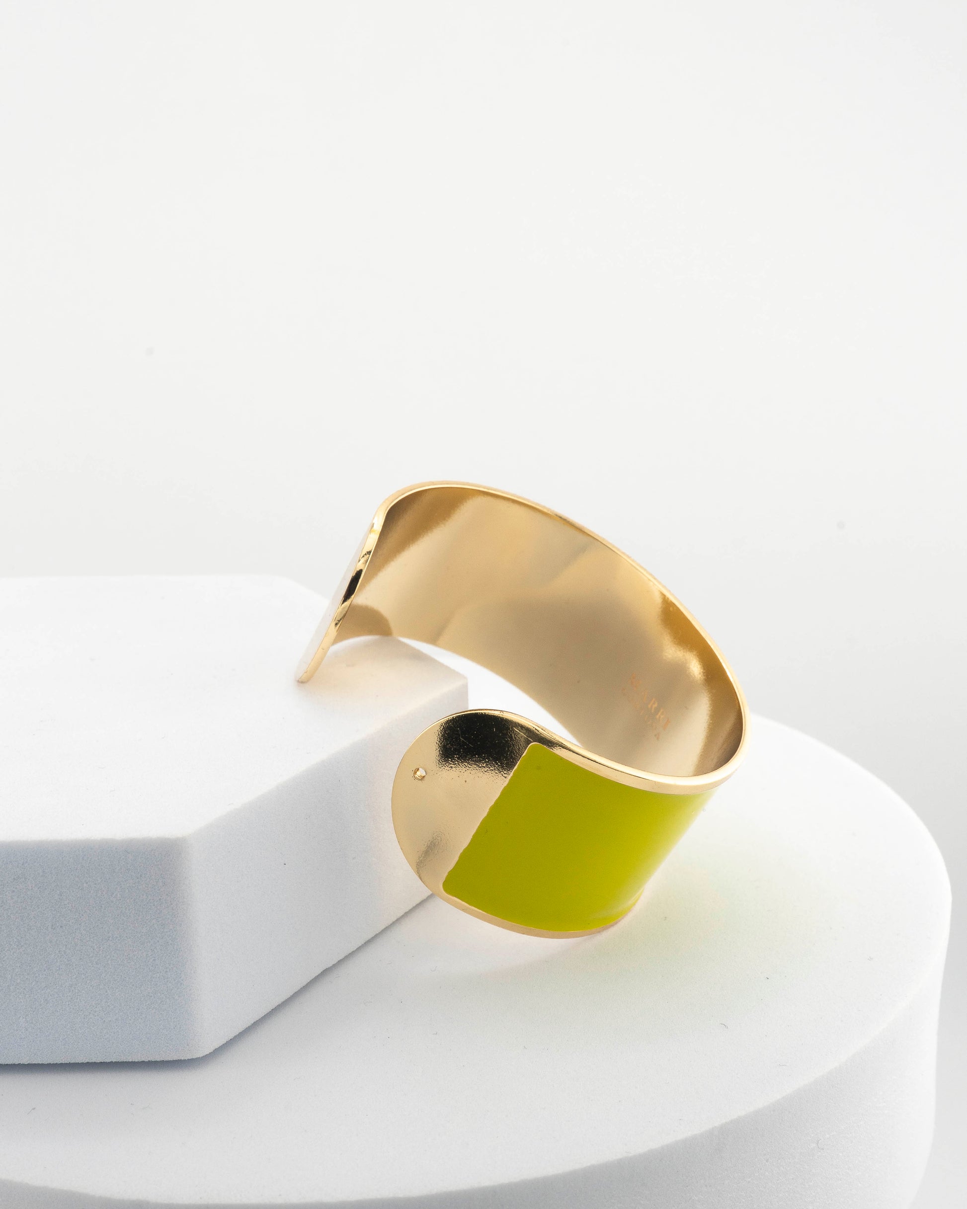 Handcrafted in Tuscany, the MarriCortona Smalto Bracelets in 18k gold and hand-painted enamel feature bold 30 mm bands — radiant, elegant, and uniquely Italian.